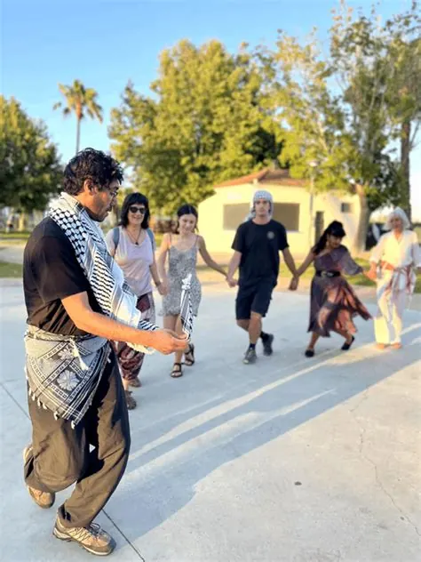 Une ligne de dabke qui se forme dans un parc, main dans la main