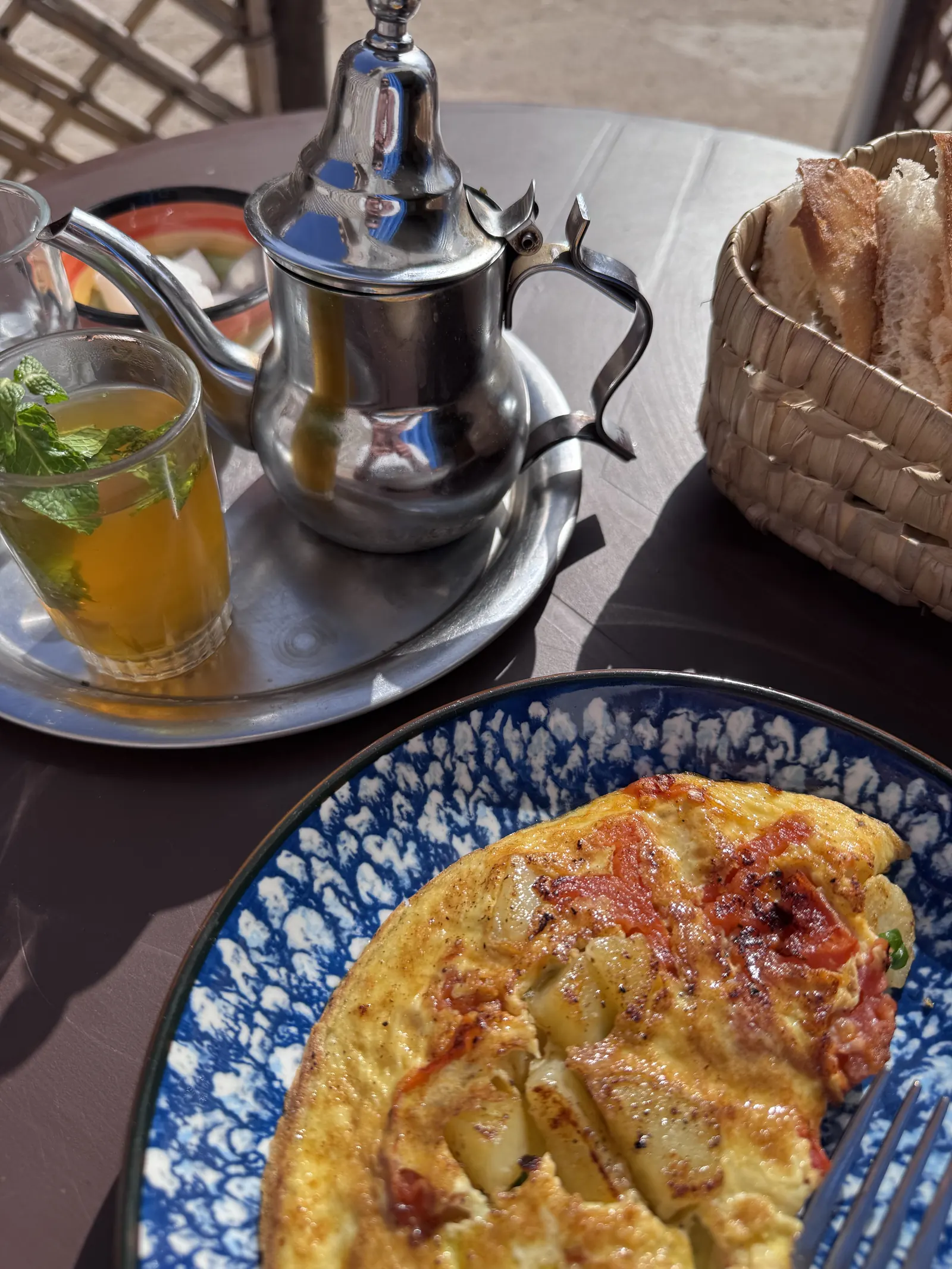 Thé à la menthe et plat partagé sur une table